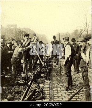 . Le journal de chemin de fer de la rue . convertir toute partie de sa ligne existante en trac-tion électrique, et il est certain que la direction regarde le système avec faveur, dans la mesure où, comme indiqué précédemment, la compagnie envisage une extension supplémentaire de 13 km à Bretigny, lorsque la transmission sera portée à 11,000 volts. Les générateurs, il peut être ajouté, devront être rembobinés pour cette tension, butno problème est prévu à partir de ce score. On pourrait dire que, bien que ce document ne soit pas à la liberté de publier l'un des coûts d'exploitation réels de la première installation, la compagnie de chemin de fer d'Orléans h Banque D'Images