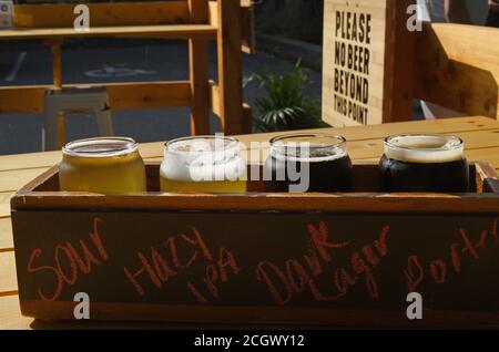 Un vol à la bière, contenant quatre verres de taster, de la brasserie de l'île de Vancouver, dans la salle de dégustation de la brasserie de Victoria, British Colu Banque D'Images
