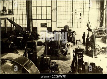 . Journal de chemin de fer de la rue . POSE DU TROISIÈME RAIL À L'EXTÉRIEUR DE LA JONCTION DE JUVISY. IVRY SOUS-STATION, MONTRANT LE TABLEAU DE COMMUTATION SUR LA DROITE ET LE COIN DU TABLEAU DE COMMUTATION DE LA CENTRALE ÉLECTRIQUE GALERIE SUR LA GAUCHE MONTÉ SUR DES ROUES DE 40 IN. L'empattement est de 6 pi 6 po Le ainsi peint. Deux nouvelles sous-stations ont été fournies, un moteur de quatre poids 4300 livres chacun. Le wagon est organisé des anciens abolis, et les machines contenues dans celui-ci pour les passagers de troisième classe et a des logements pour sur plus distribués sur les deux nouveaux. Ainsi, la trente Austerlitz. Il y a également un compartiment plus petit pour le Banque D'Images