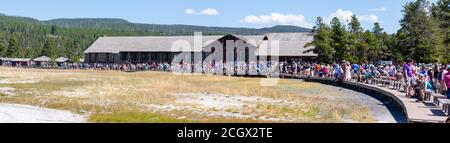 Yellowstone, Wyoming, Etats-Unis, 19 août 2019, les touristes se rassemblent devant le Yellowstone Lodge pour regarder le vieux fidèle Giser éveiller, panorama Banque D'Images