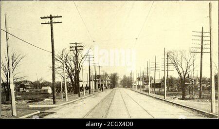 . Journal de chemin de fer électrique . y. Certains désigles sont assez élaborés, comme par exemple le mât combiné de la lumière et de chariot du chemin de fer municipal de San Fran-cisco. D'autre part, rien ne pourrait être plus fin que les poteaux en béton exigent de bonnes formes et de main-d'œuvre qualifiée, et à moins que le nombre fait est grand le coût par poleis très susceptible d'être élevé même pour les types très simples.les pôles sont lourds au mieux, et exigent des soins spéciaux et une main-d'œuvre supplémentaire pour la manipulation et l'érection, ce qui augmente le coût, tandis que si moulé avec des trous orgains pour les fixations, les changements ultérieurs ne sont pas readymade et sont susceptibles d'être co Banque D'Images