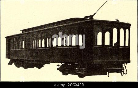 . Le journal de chemin de fer de rue . les vetrailers ou les autocars qui avaient été exploités dans des trains sur le rail- respectaient les conditions locales. Chaque voiture est équipée de quatre moteurs G. E. 51, d'une puissance nominale de 80 ch chacun, et des bases de chariot pneu-Matic ont été montées sur ces moteurs. Un des thésecars est en service constant sur la ligne de long Beach du Pacific Electric Railway depuis un certain temps, et est utilisépour le service de flyer, le matin et le soir, faisant une vitesse régulière d'un mile par minute. La voiture thereconstructed est de 55 pieds de long tout, et pèse 62,500 livres, tandis que la voiture standard de type 250 de la compagnie est de 49 pieds. 6 i Banque D'Images