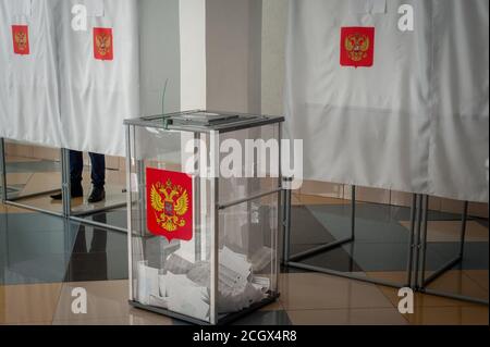 Un bulletin de vote avec les armoiries de la Fédération de Russie avec des bulletins de vote vus dans un bureau de vote.en 2020, des élections en Russie auront lieu pendant trois jours (du 11 au 13 septembre). Un jour de vote unique est le 13 septembre. Cette année, 17 chefs de sujets fédéraux (gouverneurs) et députés des assemblées législatives de pouvoir d'État dans 11 régions de la Fédération de Russie seront élus dans de nombreuses régions, ils voteront pour des candidats pour les autorités locales, les municipalités, pour le poste de chefs d'économie urbaine, maires des villes et chefs de colonies. Dans la région de Tambov, les élections du gouvernent Banque D'Images