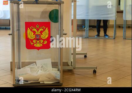 Un bulletin de vote avec les armoiries de la Fédération de Russie avec des bulletins de vote vus dans un bureau de vote.en 2020, des élections en Russie auront lieu pendant trois jours (du 11 au 13 septembre). Un jour de vote unique est le 13 septembre. Cette année, 17 chefs de sujets fédéraux (gouverneurs) et députés des assemblées législatives de pouvoir d'État dans 11 régions de la Fédération de Russie seront élus dans de nombreuses régions, ils voteront pour des candidats pour les autorités locales, les municipalités, pour le poste de chefs d'économie urbaine, maires des villes et chefs de colonies. Dans la région de Tambov, les élections du gouvernent Banque D'Images