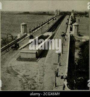 . Revue de chemin de fer électrique . Boston et Cambridge ont récemment été ouverts à la circulation des voitures de rue et des véhicules-lar. Ce pont est également conçu pour transporter des trains de la division surélevée du Boston Elevated Railway. Les travaux de construction sur cette structure ont commencé en 1901. La référence à l'illustration indique que la disposition a été de madueau centre de la structure pour deux voies pour loger des trains élevés. Ces voies sont clôturées à partir de la restdu pont. De chaque côté des voies surélevées se trouvent des casiers qui accueillent les voitures de surface du Boston ElevatedRailway. Sur le nouveau pont Banque D'Images