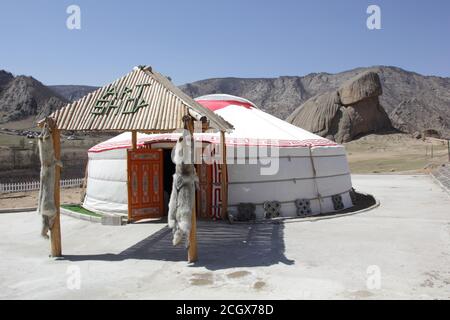 Yourte mongole traditionnel, garez avec Turtle Rock en arrière-plan dans le parc Gorkhi, Mongolie Banque D'Images