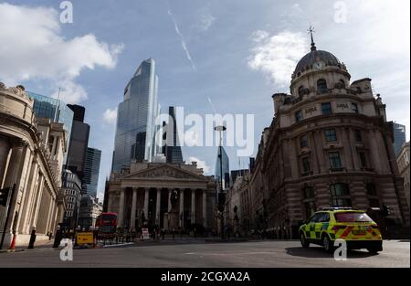 Londres, Royaume-Uni. 12 septembre 2020. Photo prise le 12 septembre 2020 montre une ambulance dans la City de Londres, en Grande-Bretagne. Le produit intérieur brut (PIB) de la Grande-Bretagne a enregistré la troisième hausse mensuelle consécutive en juillet 2020, mais est resté bien en dessous des niveaux antérieurs à la pandémie, a déclaré l'Office for National Statistics (ONS) vendredi. Credit: Han Yan/Xinhua/Alay Live News Banque D'Images