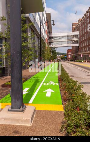 Le point de départ pour les pistes cyclables le long de Penn Avenue dans le quartier de Larimer par une belle journée d'été, Pittsburgh, Pennsylvanie, États-Unis Banque D'Images