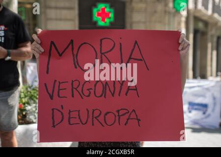 Barcelone, Espagne. 12 septembre 2020. Un écriteau vu pendant la manifestation.UN groupe de défense des réfugiés proteste en solidarité avec le camp de réfugiés a incendié à Moria, en Grèce, où plus de 13,000 demandeurs d'asile ont fui. Crédit : SOPA Images Limited/Alamy Live News Banque D'Images