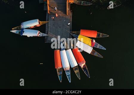 Srinagar, Cachemire sous contrôle indien. 12 septembre 2020. La photo aérienne montre des bateaux attachés sur les rives du lac Dal à Srinagar, la capitale estivale du Cachemire sous contrôle indien, le 12 septembre 2020. Crédit : Javed Dar/Xinhua/Alay Live News Banque D'Images