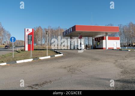 Une station-service de bord de route est située sur l'autoroute par une belle journée d'automne. Banque D'Images