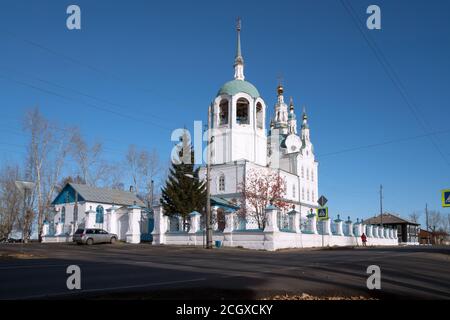 L'ancienne cathédrale de l'Assomption de la Sainte Vierge Marie (1793) dans la ville de Yeniseisk par une journée ensoleillée d'automne. Banque D'Images