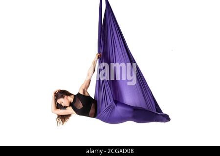 Femme posant aerial yoga anti-gravité sur un hamac Banque D'Images