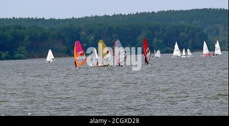 Minsk, Bélarus. 12 septembre 2020. Les adolescents naviguent à bord de canots pneumatiques et de planches à voile à une seule main lors d'une compétition de sélection des élites pour l'équipe nationale à Minsk, en Biélorussie, le 12 septembre 2020. Credit: Henadz Zhinkov/Xinhua/Alamy Live News Banque D'Images