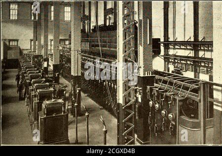 . Journal de chemin de fer électrique . Metropolitan Electrical Department—Air Chamber,vingt-cinquième rue sous-station la reconstruction des sous-stations 146e rue et vingt-cinquième rue et la construction de la sous-station Houston Streetstation arc pratiquement achevée, Et la reconstruction du tableau de commutation et du câblage de la Ninety-Sixth Street est en cours.tout le câblage haute tension est installé sur les isolateurs haute tension et les fils individuels, dans la mesure du possible, séparés par des barrières en brique ou en amiante. L'arc des interrupteurs de lame est placé dans. Service électrique métropolitain—dessus du compartiment de bus et Banque D'Images