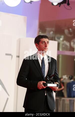 Venise, Italie. 12 septembre 2020. Le réalisateur Pietro Castellitto pose avec le Prix Orizzonti pour le meilleur scénario du film « I Predatori » lors des lauréats photo au 77e Festival du film de Venise le 12 septembre 2020 à Venise, Italie. Crédit : Annalisa Flori/Media Punch/Alamy Live News Banque D'Images