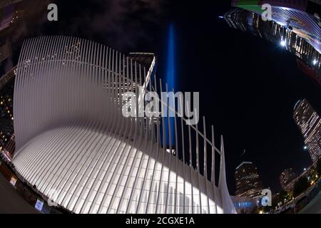 NEW YORK, NY - 11 SEPTEMBRE 2020 : hommage à la lumière en l'honneur des personnes qui ont péri lors des attentats terroristes du 11 septembre 2001 à l'occasion du 19e anniversaire. Banque D'Images