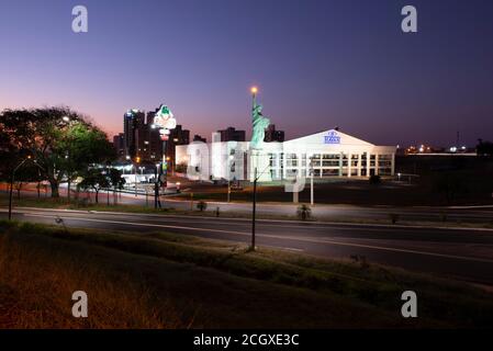 Bauru, Brésil. 2 août 2020 : longue exposition de la réplique de la Statue de la liberté et façade du célèbre magasin Havan de nuit. La façade du magasin est semblable à celle du magasin Banque D'Images