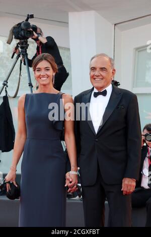 Venise, Italie. 12 septembre 2020. Directeur du Festival Alberto Barbera et Julia Barbera marchent le tapis rouge avant la cérémonie de clôture du 77e Festival du film de Venise le 12 septembre 2020 à Venise, Italie. Crédit : Annalisa Flori/Media Punch/Alamy Live News Banque D'Images