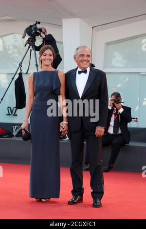 Venise, Italie. 12 septembre 2020. Directeur du Festival Alberto Barbera et Julia Barbera marchent le tapis rouge avant la cérémonie de clôture du 77e Festival du film de Venise le 12 septembre 2020 à Venise, Italie. Crédit : Annalisa Flori/Media Punch/Alamy Live News Banque D'Images