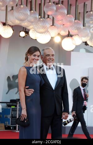 Venise, Italie. 12 septembre 2020. Directeur du Festival Alberto Barbera et Julia Barbera marchent le tapis rouge avant la cérémonie de clôture du 77e Festival du film de Venise le 12 septembre 2020 à Venise, Italie. Crédit : Annalisa Flori/Media Punch/Alamy Live News Banque D'Images