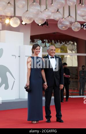 Venise, Italie. 12 septembre 2020. Directeur du Festival Alberto Barbera et Julia Barbera marchent le tapis rouge avant la cérémonie de clôture du 77e Festival du film de Venise le 12 septembre 2020 à Venise, Italie. Crédit : Annalisa Flori/Media Punch/Alamy Live News Banque D'Images