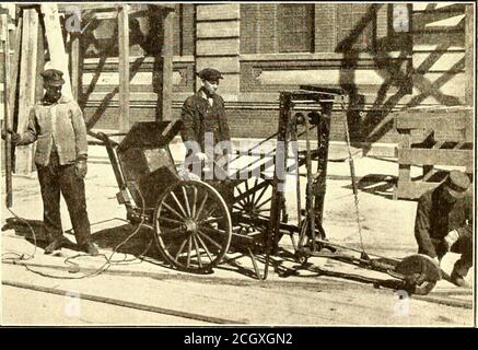 . Journal de chemin de fer électrique . Brooklyn Rapid Transit System la machine qui est décrite dans cet article a été développé pour accomplir les sameresults comme sont produits avec les plusieurs marques de Flex-ible broyeur d'arbre mais avec une forme d'entraînement qui wouldebe moins cher pour l'entretien. Une machine plutôt concombre a d'abord été mise en place et, après que les résultats de trialresults ont indiqué que les principes étaient applicables à ce travail, le raffinement de la machine a été charriéeavec la coopération du département mécanique de la compagnie. La machine résultante est affichée dans l'illustration Banque D'Images