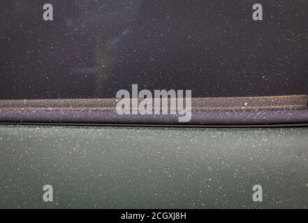 Thick layer of ash on a car door in San Francisco in September 2020 from record wildfires in California, from smoke floating over the Bay Area Banque D'Images