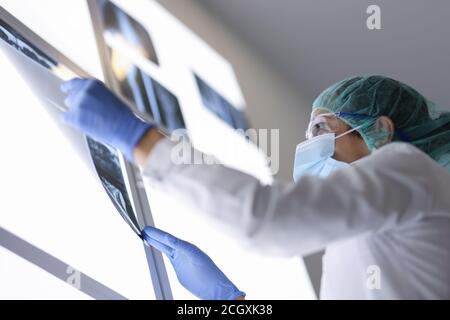 Une femme médecin examine les rayons X du patient dans la salle d'opération Banque D'Images