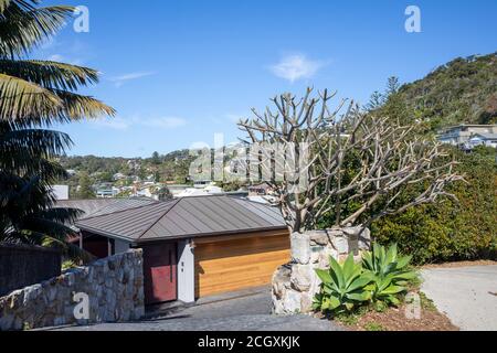 Maison et garage de Sydney à Whale Beach, dans le nord de Sydney Plages, Nouvelle-Galles du Sud, Australie avec plantes d'agave attenuata Banque D'Images