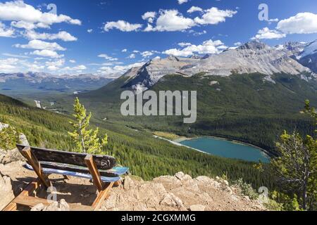 Banc en bois et panorama panoramique des montagnes Rocheuses canadiennes depuis le point de vue des incendies de Paget, dans le parc national Yoho, en Colombie-Britannique, Canada Banque D'Images