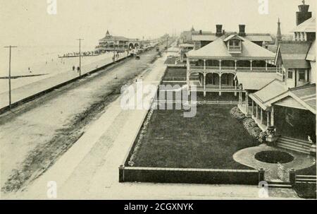 . Le long de la rive et dans les contreforts . SUR LES BOSQUETS D'OCÉAN BLANC SAXDS. Toute la côte du North Jersey, le New Monterey, qui ouvre ses portes vers le 1er juillet, ainsi que dans les agrandissements et les améliorations d'autres hôtelries. Une phase inhabituelle de stations balnéaires est Asburys splendidpossession de deux lacs d'eau douce, Deal et Wesley, qui forment les frontières nord et sud de la ville, avec Sunset Lake à mi-chemin entre. Rangée l) avoine, les bateaux à moteur et les canoës en grand nombre)ers sont constamment plyingla surface placide du lac Deal, qui a un cadre remarquable et pittoresque. Une autre caractéristique de la plus haute Banque D'Images