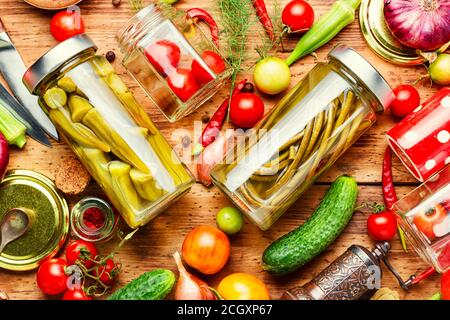 Conserve les légumes dans des bocaux en verre.divers légumes en conserve Banque D'Images