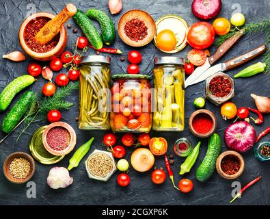 Conserve les légumes dans des pots en verre.divers légumes en conserve.aliments marinés. Banque D'Images