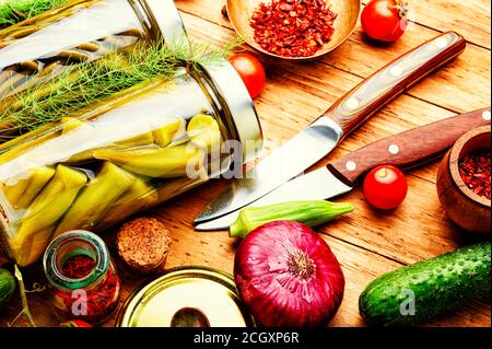 Conserve les légumes dans des bocaux en verre.divers légumes en conserve Banque D'Images