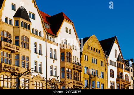 Maisons de ville majestueuses sur la promenade du Rhin à Düsseldorf, en Allemagne Banque D'Images