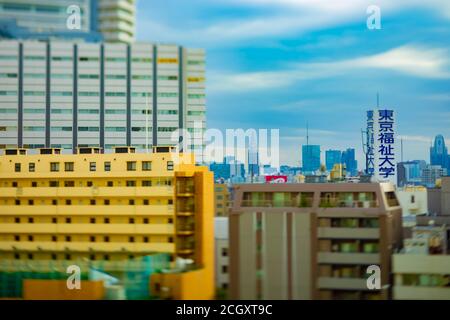 Un paysage urbain nuageux dans la ville urbaine de Tokyo décalage d'inclinaison d'angle Banque D'Images