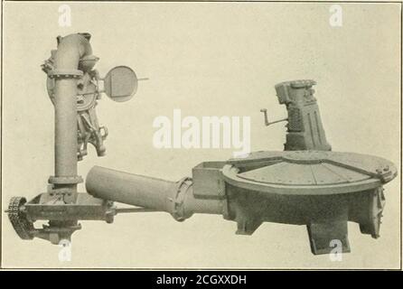 . La gazette de l'âge ferroviaire . à la tête de la chaudière. Au sommet de ce pipeis une courte section de coude et le charbon est forcé par cette pression de derrière et tombe dans la distribution apparatusby gravité. La section du stoker transportant les ailes distribuables est disposée pour se verrouiller à un anneau oscillant articulé sur la goupille de la porte de feu régulière, ce qui permet de basculer ouvert pour l'observation, le crochet ou même le tir à la main comme s'il s'agissait d'une porte battante régulière, tout en débranchant ou raccordautomatiquement le mécanisme de commande d'aile - par une fente et une broche. Si c'est la gauche Banque D'Images