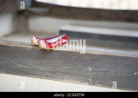 Image traditionnelle coréenne, chaussures de fleurs traditionnelles Banque D'Images