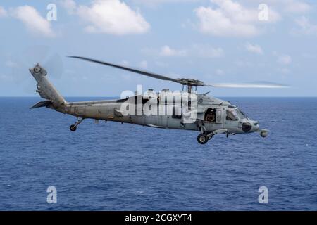 200905-N-QM905-1155 MER DE CHINE MÉRIDIONALE (SEPT 5, 2020) un hélicoptère MH-60S Sea Hawk affecté aux archanges de l'Escadron de combat de la mer (HSC) 25 lance le détachement 6 du pont de vol du navire d'assaut amphibie USS America déployé à l'avant (LHA 6). L'Amérique, navire chef de file du America Amphiobie Ready Group, affecté au Squadron amphibie 11, avec la 31e unité expéditionnaire maritime, Opère dans la zone de responsabilité de la 7e flotte des États-Unis afin d'améliorer l'interopérabilité avec les alliés et les partenaires et de servir de force de réaction prête pour défendre la paix et la stabilité dans l'Indo-Pacifi Banque D'Images