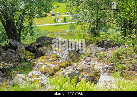 Magnifique paysage norvégien avec arbres ferme montagnes et rochers. Norvège nature. Banque D'Images