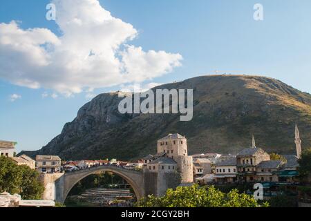 Belle vue sur la ville de Mostar avec vieux pont, mosquée et bâtiments anciens sur la rivière Neretva en Bosnie-Herzégovine. Destination touristique populaire Banque D'Images