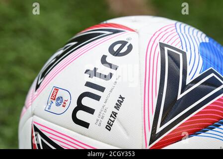 Le ballon de match officiel du Sky Bet EFL, le Mitre Delta Max football Banque D'Images