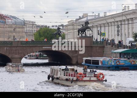 Saint-Pétersbourg, Russie – le 8 juillet 2020 : les habitants des bateaux touristiques naviguent sur la rivière Fontanka près du pont Anichkov et du palais Anichkov Banque D'Images