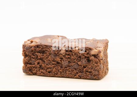 Petits brunes au chocolat à la coupe carrée, tous friables et sur un plateau en ardoise noire Banque D'Images