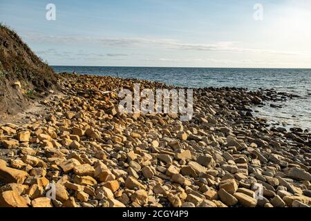 Kimmeridge Bay, Dorset, Royaume-Uni. 12 septembre 2020. Le soleil a amené les visiteurs à Kimmeridge Bay pour la pêche, la plongée sous-marine et la plongée en apnée. Les températures ont atteint les vingt ans samedi alors que le Royaume-Uni voit le retour du temps chaud. Credit: Sidney Bruere/Alay Live News Banque D'Images