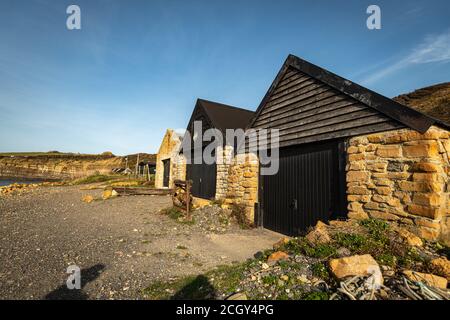 Kimmeridge Bay, Dorset, Royaume-Uni. 12 septembre 2020. Hangars pour bateaux à Kimmeridge Bay. Le soleil a amené les visiteurs à Kimmeridge Bay pour la pêche, la plongée sous-marine et la plongée en apnée. Les températures ont atteint les vingt ans samedi alors que le Royaume-Uni voit le retour du temps chaud. Credit: Sidney Bruere/Alay Live News Banque D'Images