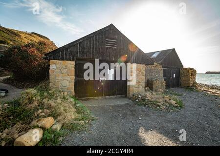 Kimmeridge Bay, Dorset, Royaume-Uni. 12 septembre 2020. Hangars à bateaux dans la baie de Kimmeridge. Le soleil a amené les visiteurs à Kimmeridge Bay pour la pêche, la plongée sous-marine et la plongée en apnée. Les températures ont atteint les vingt ans samedi alors que le Royaume-Uni voit le retour du temps chaud. Credit: Sidney Bruere/Alay Live News Banque D'Images