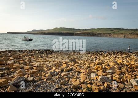 Kimmeridge Bay, Dorset, Royaume-Uni. 12 septembre 2020. Le soleil a amené les visiteurs à Kimmeridge Bay pour la pêche, la plongée sous-marine et la plongée en apnée. Les températures ont atteint les vingt ans samedi alors que le Royaume-Uni voit le retour du temps chaud. Credit: Sidney Bruere/Alay Live News Banque D'Images