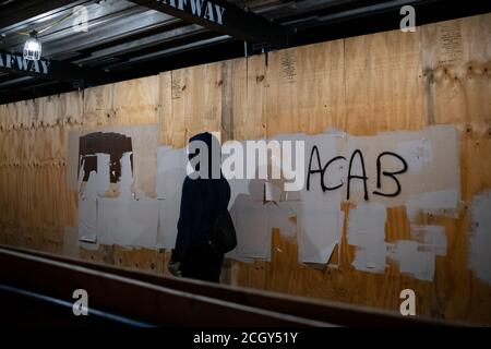 Washington, États-Unis. 13 septembre 2020. Un manifestant est vu marcher par des graffitis qui se lit comme « ACAB », qui signifie que tous les flics sont des Bastards, comme des manifestants avec la Marche collective ils/eux contre la violence policière et le racisme systémique, à Washington, DC, le 12 septembre 2020, dans le contexte de la pandémie du coronavirus. Les manifestations contre la justice raciale qui ont commencé il y a plus de 15 semaines avec le meurtre par la police de George Floyd au Minnesota se sont poursuivies samedi à Washington, avec plusieurs groupes qui ont marché à travers la ville. (Graeme Sloan/Sipa USA) Credit: SIPA USA/Alay Live News Banque D'Images